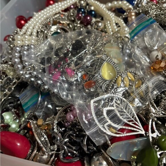 BLOW-OUT SALE! PAPARAZZI 50 PIECE LOT OF NECKLACES EARRING SETS OR EARRINGS-NWOT - Picture 4 of 5